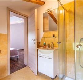 6 bedroom villa with pool near Sveti Lovrec and Poreč, sleeps 12